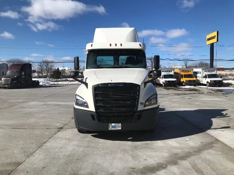 2020 Freightliner Cascadia in Allen Park, MI — photo 2