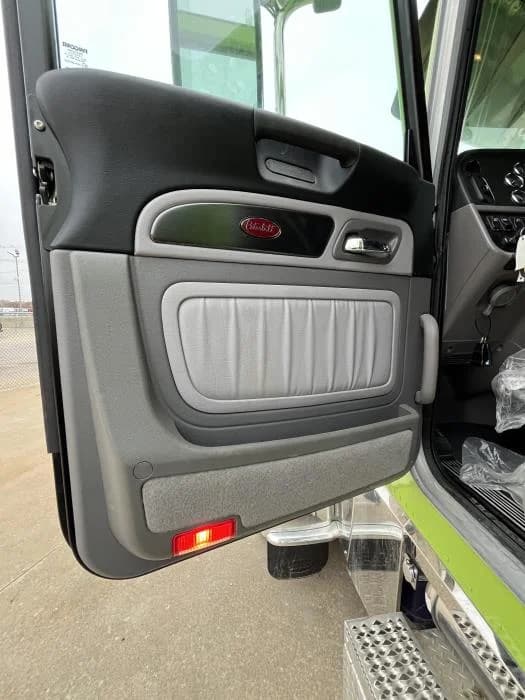 2022 Peterbilt 389 in Tulsa, OK — photo 14