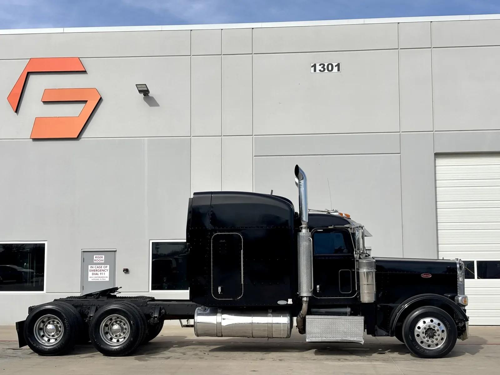 2006 Peterbilt 379 in Hutchins, TX — photo 3