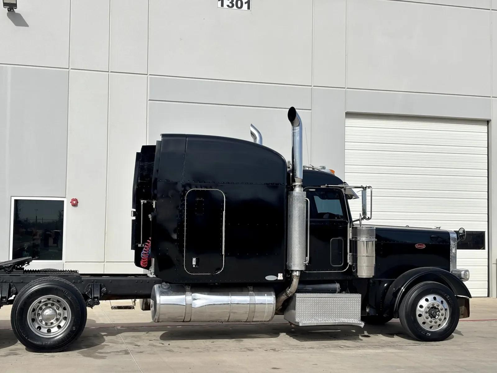 2006 Peterbilt 379 in Hutchins, TX — photo 7