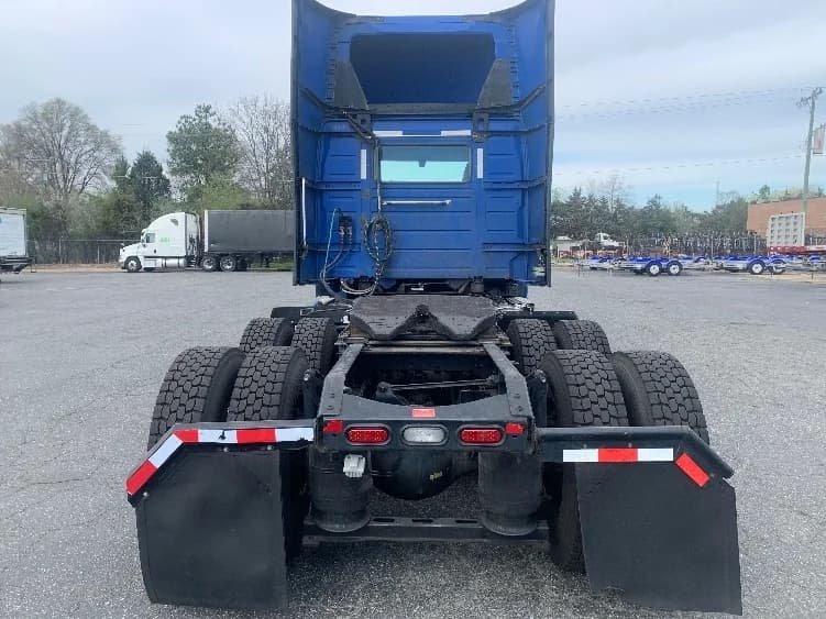 2020 Volvo VNL 300 in Concord, NC — photo 6