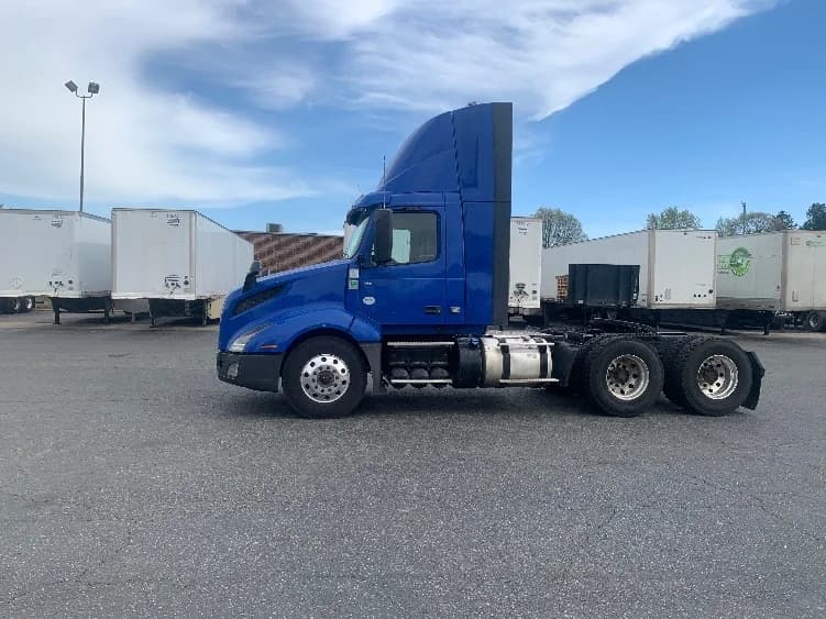 2020 Volvo VNL 300 in Concord, NC — photo 4