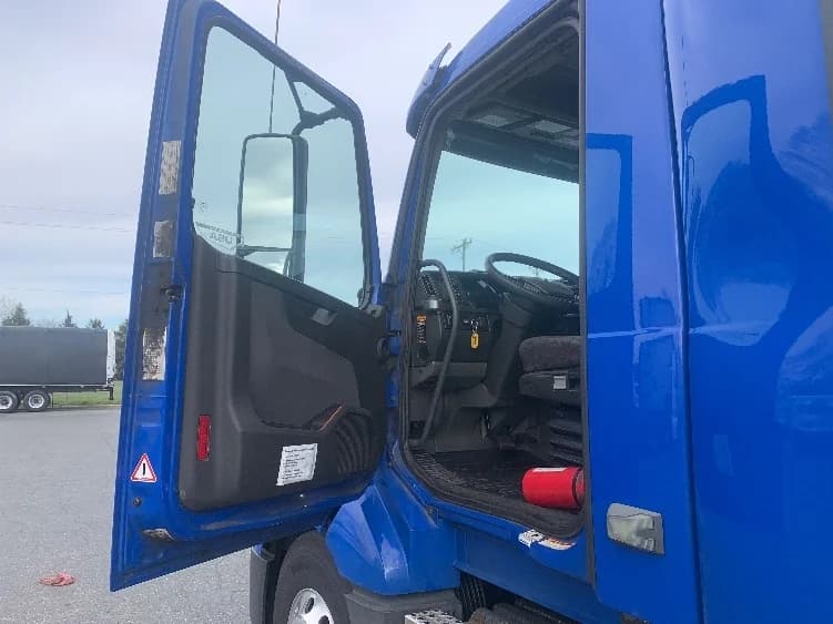 2020 Volvo VNL 300 in Concord, NC — photo 9