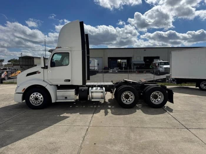 2022 Peterbilt 579 in Orlando, FL — photo 9