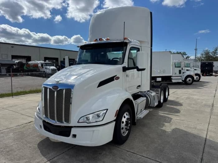 2022 Peterbilt 579 in Orlando, FL — photo 2