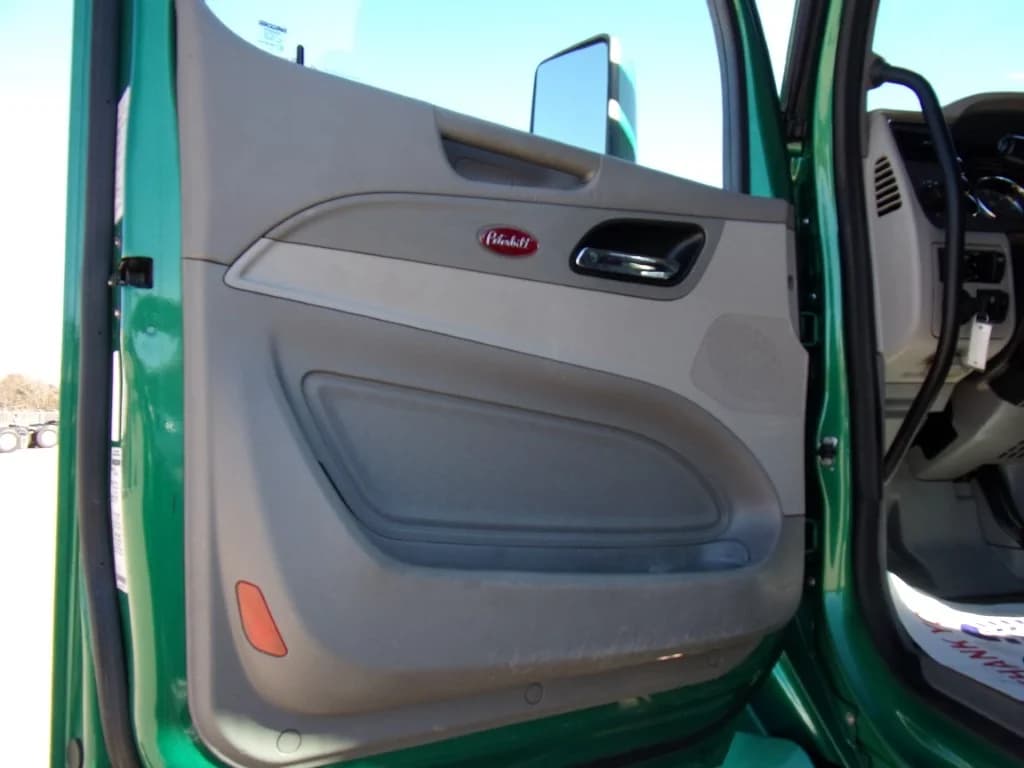 2020 Peterbilt 579 in Lowell, AR — photo 11