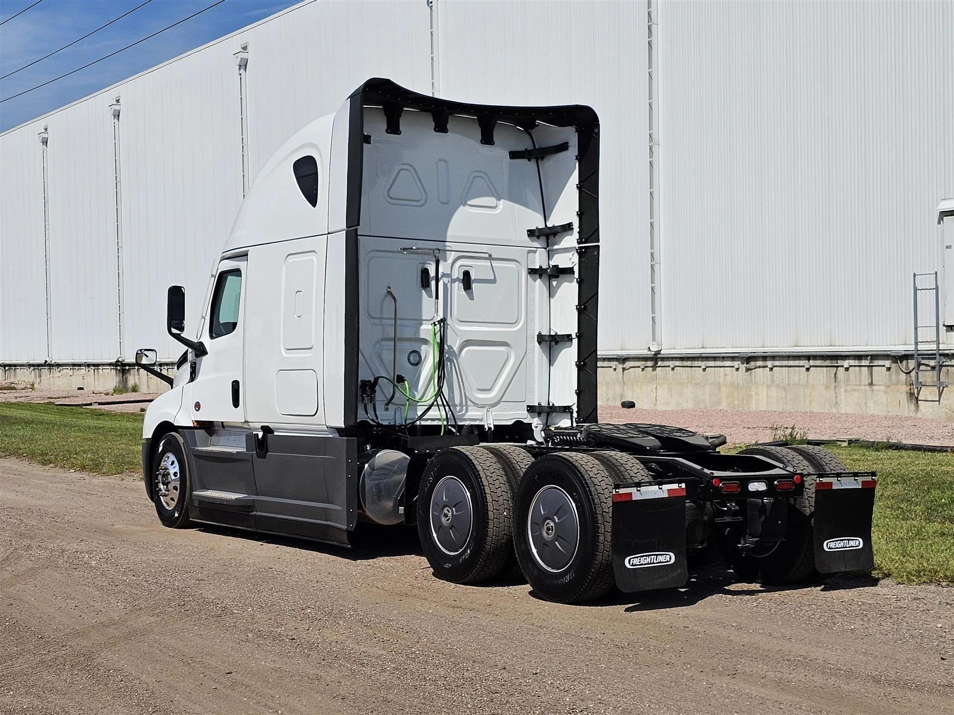 2026 Freightliner Cascadia in Sioux City, IA — photo 2