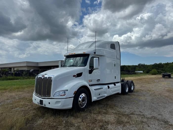 2021 Peterbilt 579 in North Little Rock, AR — photo 2