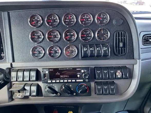 2023 Peterbilt 389 in Zanesville, OH — photo 12