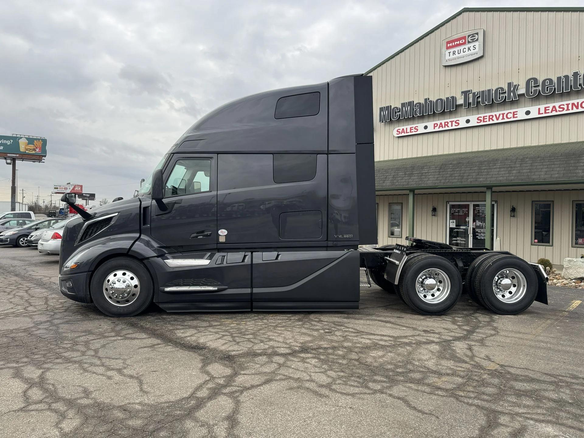 2027 Volvo VNL 860 in Clarksville, IN — photo 2