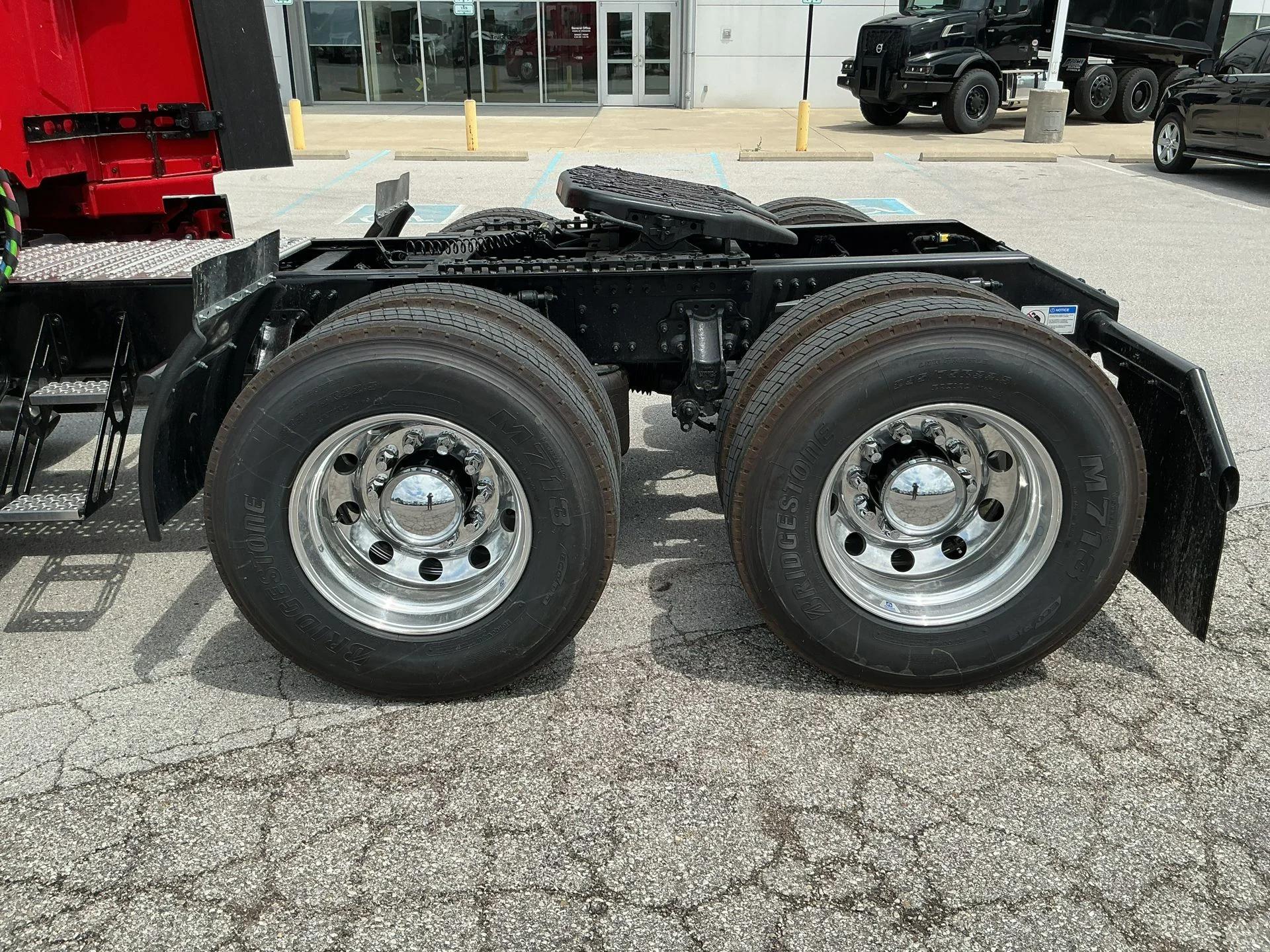 2026 Volvo VNL 860 in Indianapolis, IN — photo 12