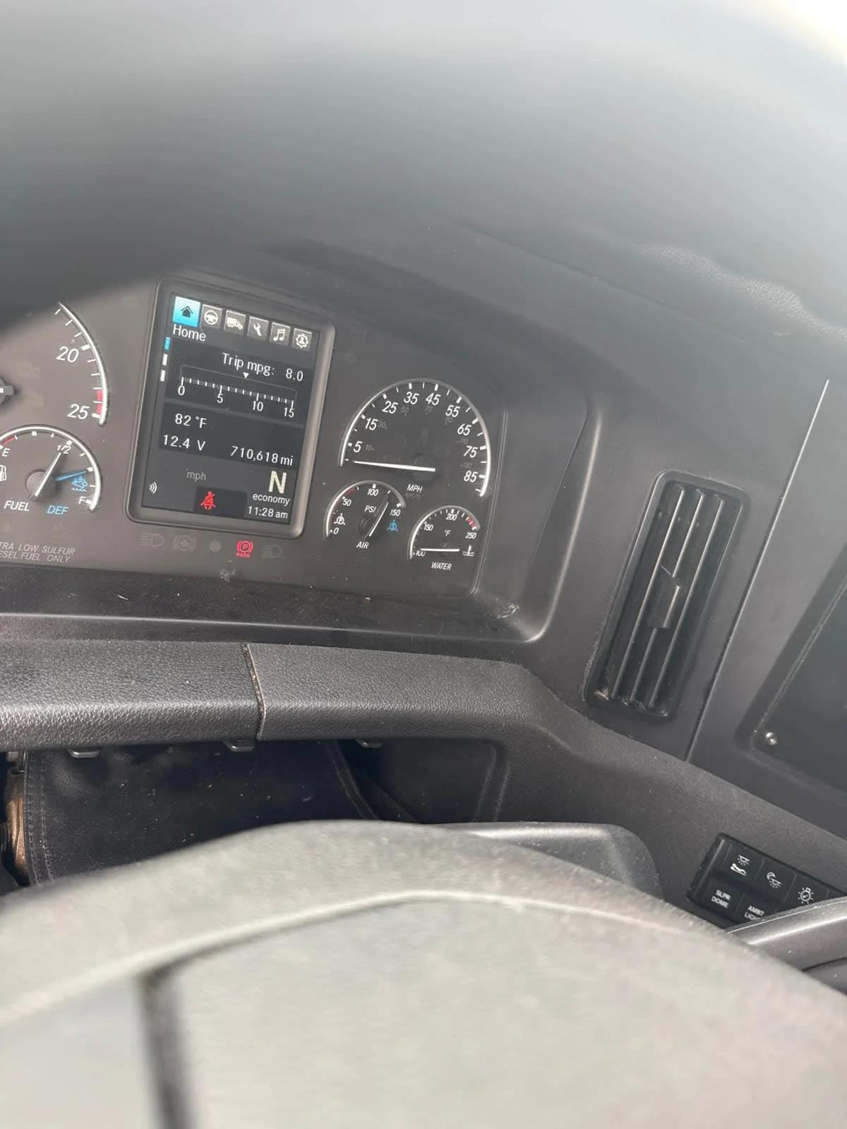2023 Freightliner Cascadia in Pomona, CA — photo 10