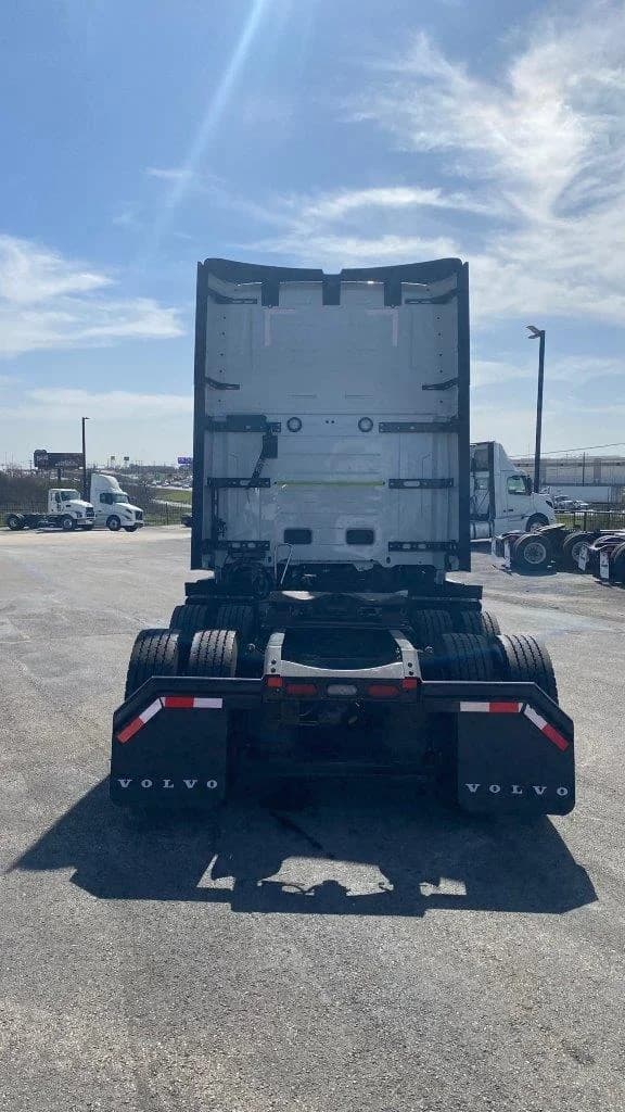 2025 Volvo VNL 660 in AUSTIN, TX — photo 4
