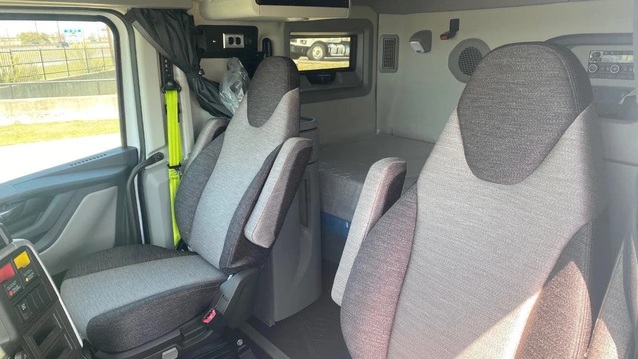 2025 Volvo VNL 660 in AUSTIN, TX — photo 12
