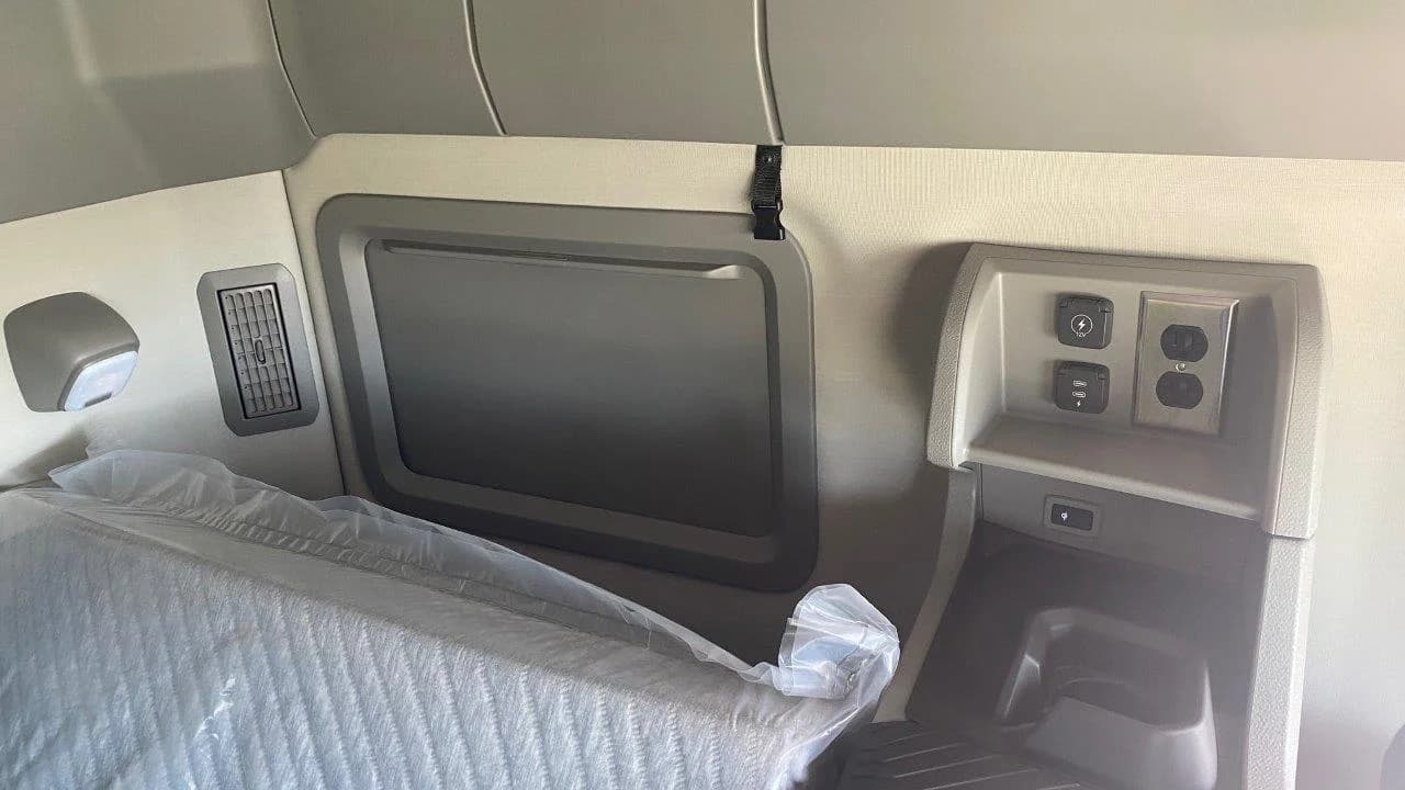 2025 Volvo VNL 660 in AUSTIN, TX — photo 22