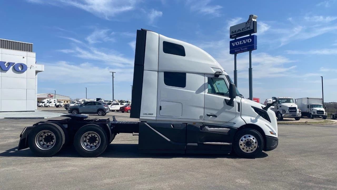 2025 Volvo VNL 660 in AUSTIN, TX — photo 6