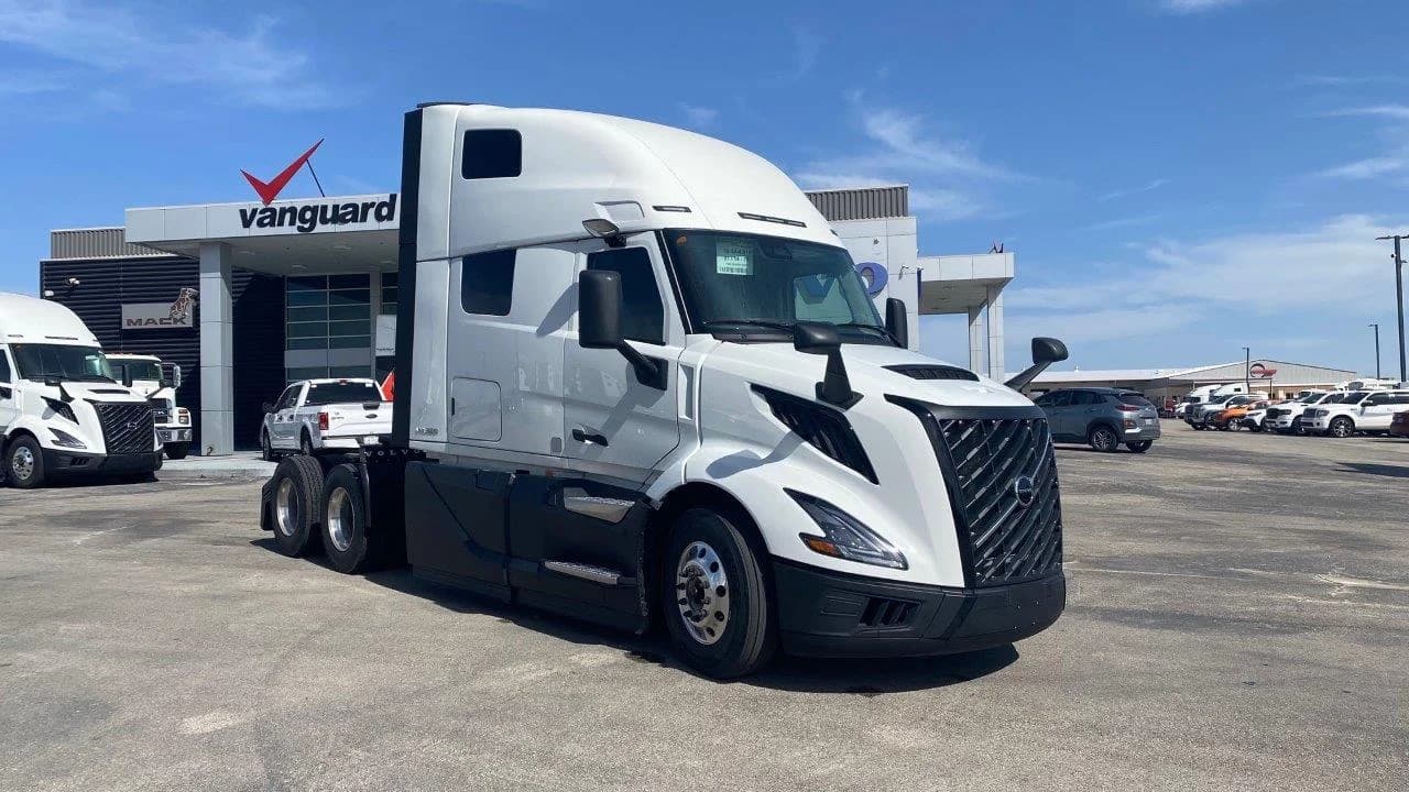 2025 Volvo VNL 660 in AUSTIN, TX — photo 7