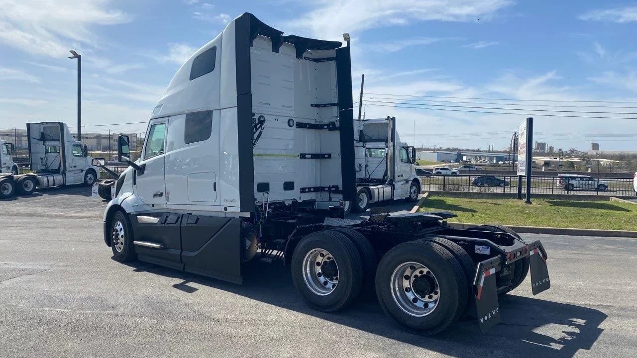2025 Volvo VNL 660 in AUSTIN, TX — photo 3