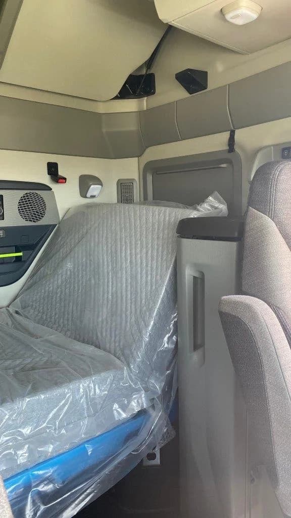 2025 Volvo VNL 660 in AUSTIN, TX — photo 18