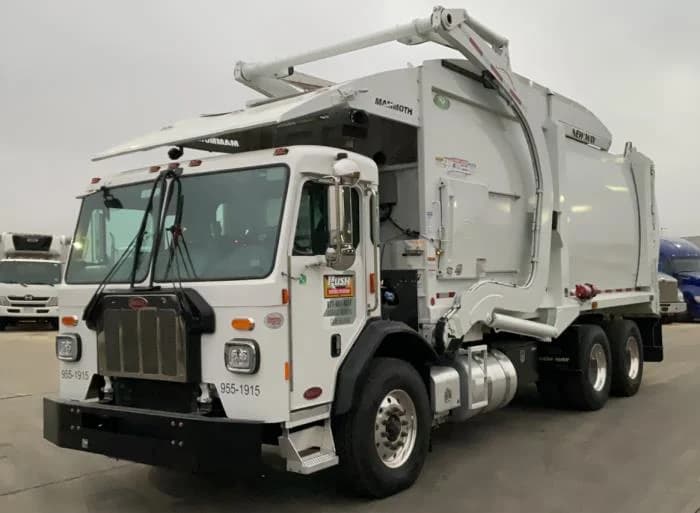 2025 Peterbilt 520 — photo 2