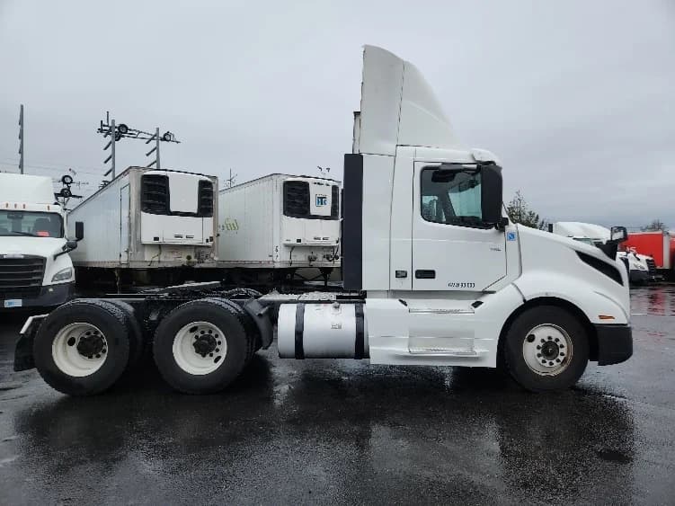2019 Volvo VNL 300 in Kent, WA — photo 8