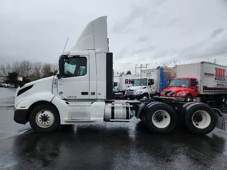 2019 Volvo VNL 300 in Kent, WA — photo 4