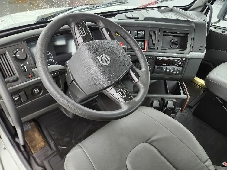 2019 Volvo VNL 300 in Kent, WA — photo 10