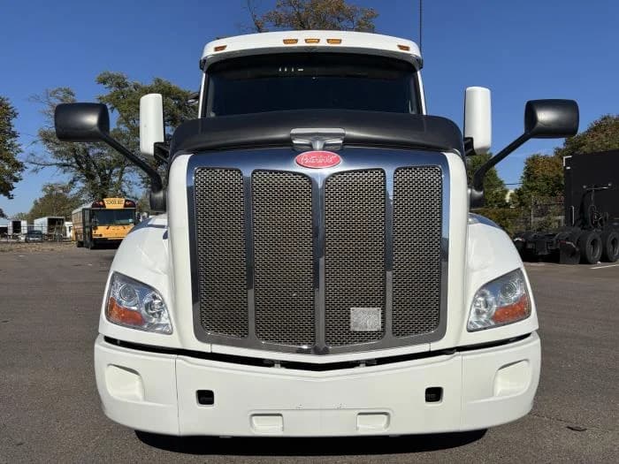 2022 Peterbilt 579 in Memphis, TN — photo 2