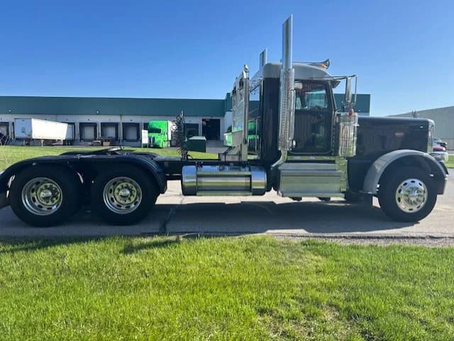 2023 Peterbilt 389 in Zanesville, OH — photo 3