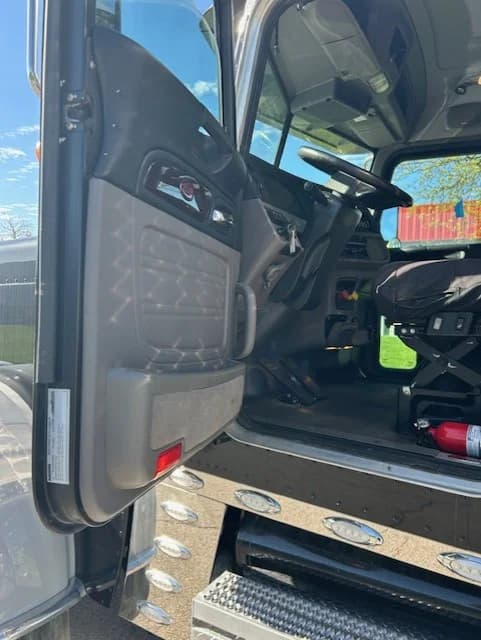 2023 Peterbilt 389 in Zanesville, OH — photo 10