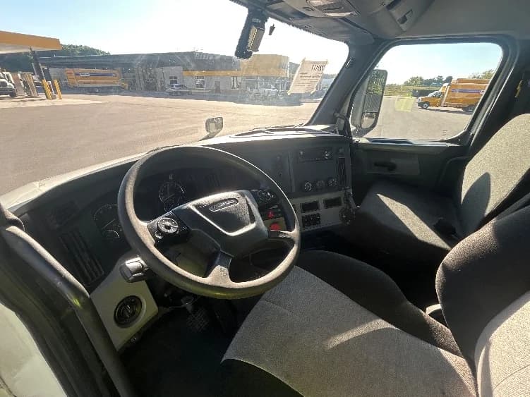 2019 Freightliner Cascadia in Byron Center, MI — photo 10