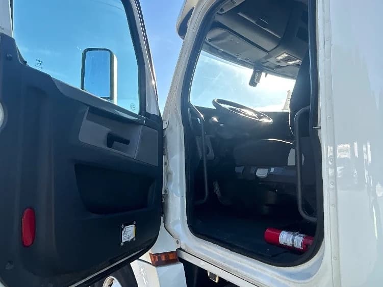 2019 Freightliner Cascadia in Byron Center, MI — photo 9