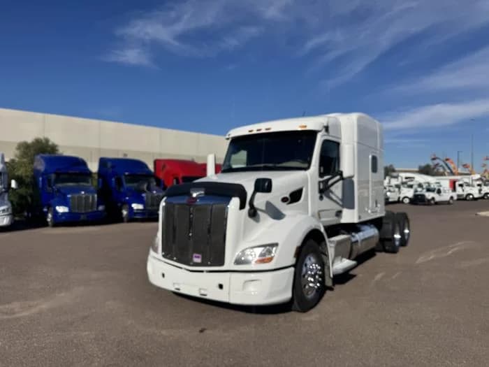 2022 Peterbilt 579 in Phoenix, AZ — photo 2