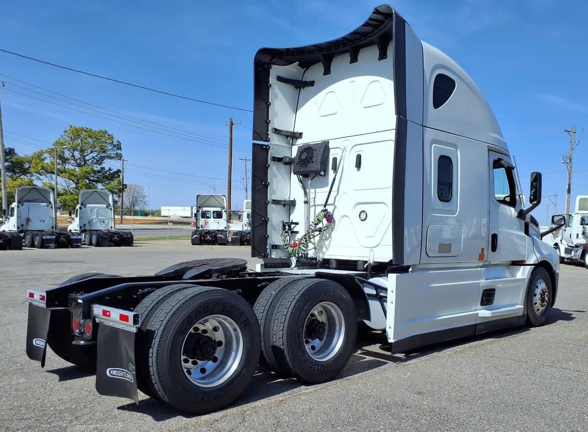 2022 Freightliner Cascadia in Memphis, TN — photo 4