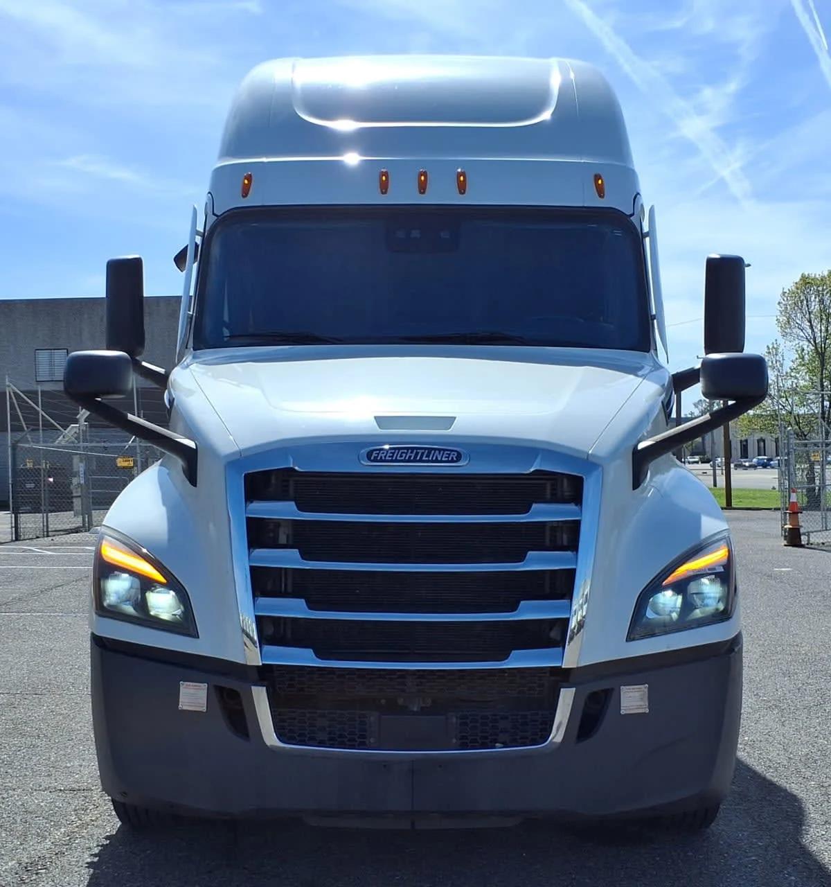 2022 Freightliner Cascadia in Memphis, TN — photo 2