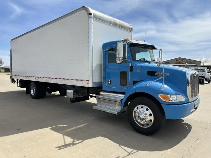 2020 Peterbilt 337 — photo 3