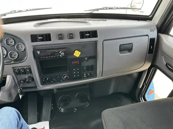 2020 Peterbilt 337 — photo 12