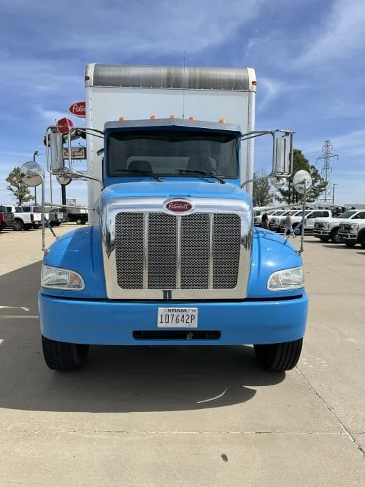 2020 Peterbilt 337 — photo 4