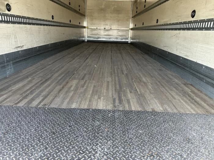 2020 Peterbilt 337 — photo 16