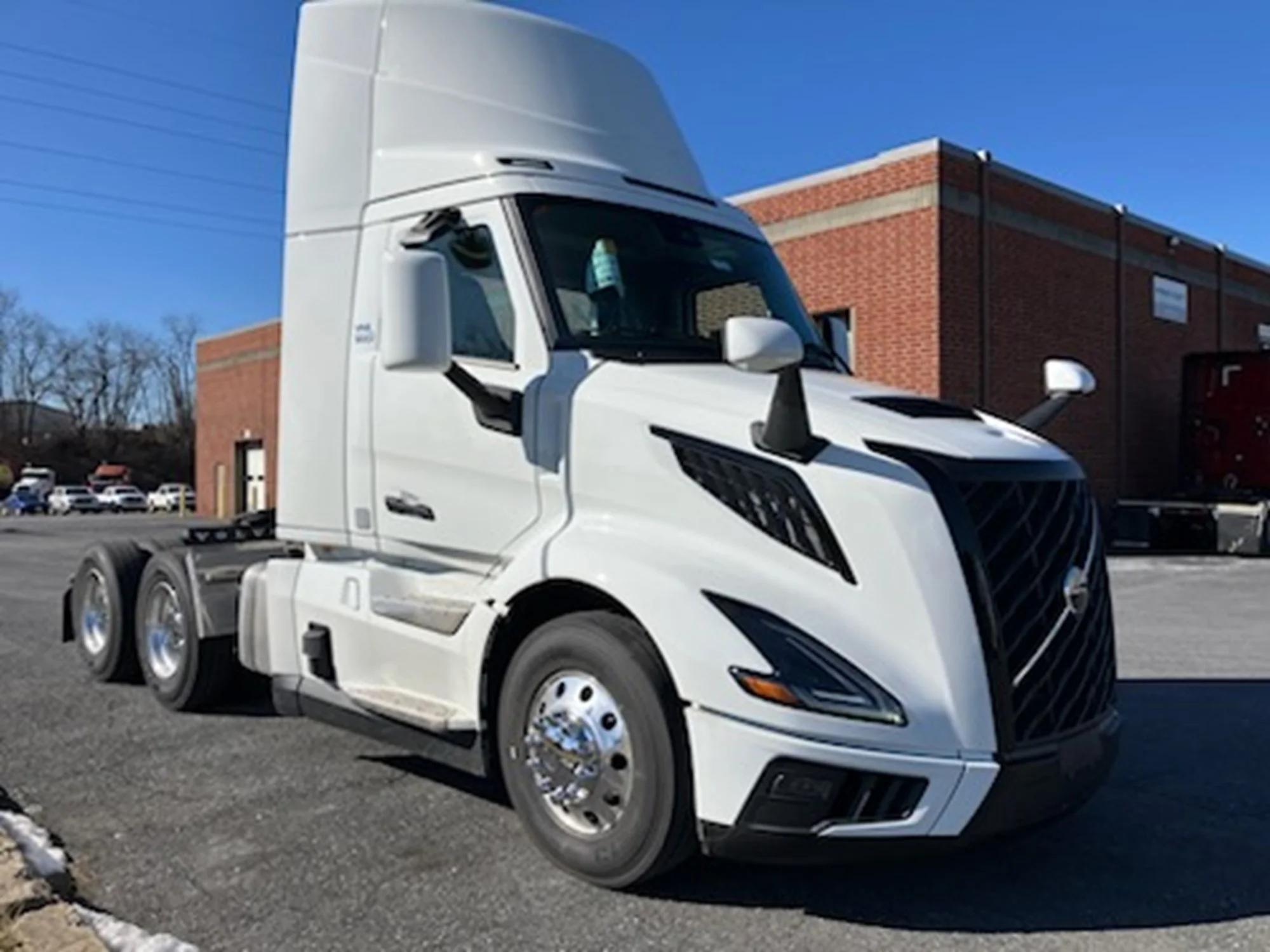 2025 Volvo — photo 3