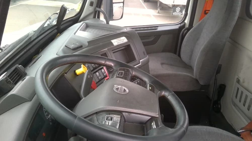 2021 Volvo VNR 640 in Stockton, CA — photo 10