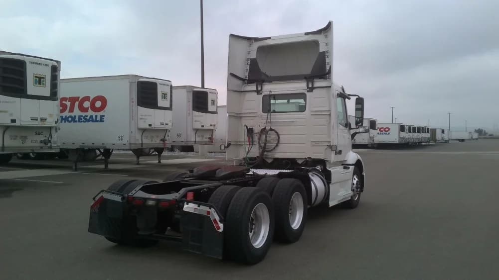 2021 Volvo VNR 640 in Stockton, CA — photo 7