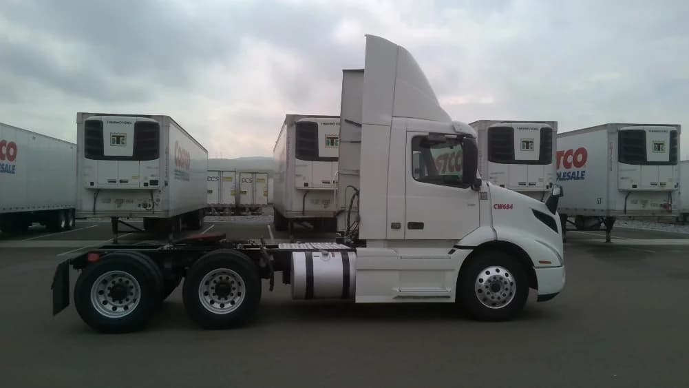 2021 Volvo VNR 640 in Stockton, CA — photo 8