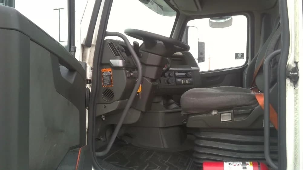 2021 Volvo VNR 640 in Stockton, CA — photo 9