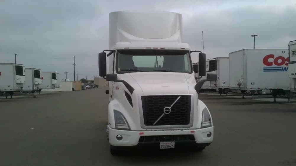 2021 Volvo VNR 640 in Stockton, CA — photo 2