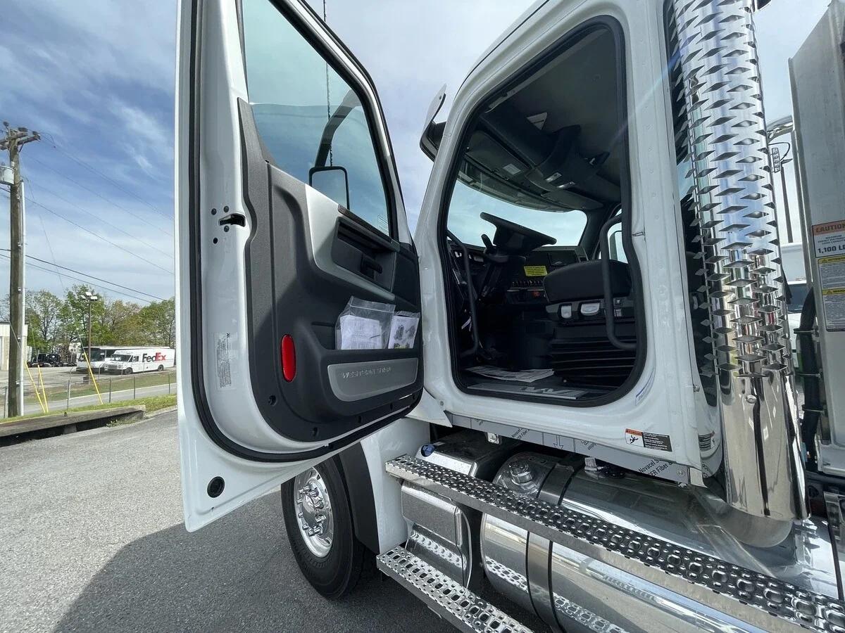 2027 Western Star 49X — photo 28