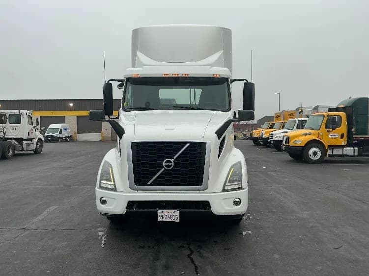 2020 Volvo VNR 640 in Sacramento, CA — photo 2