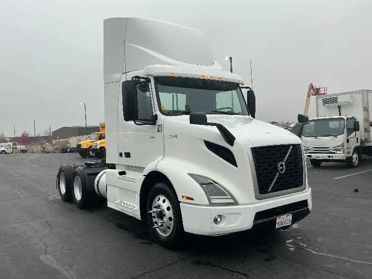 2020 Volvo VNR 640 in Sacramento, CA — photo 3