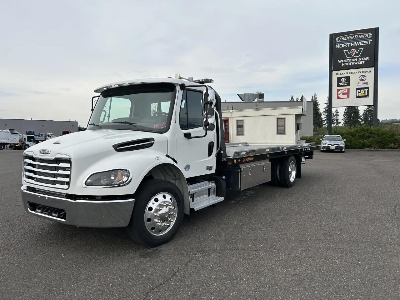 2024 Freightliner M2 106 in Coburg, OR — photo 2