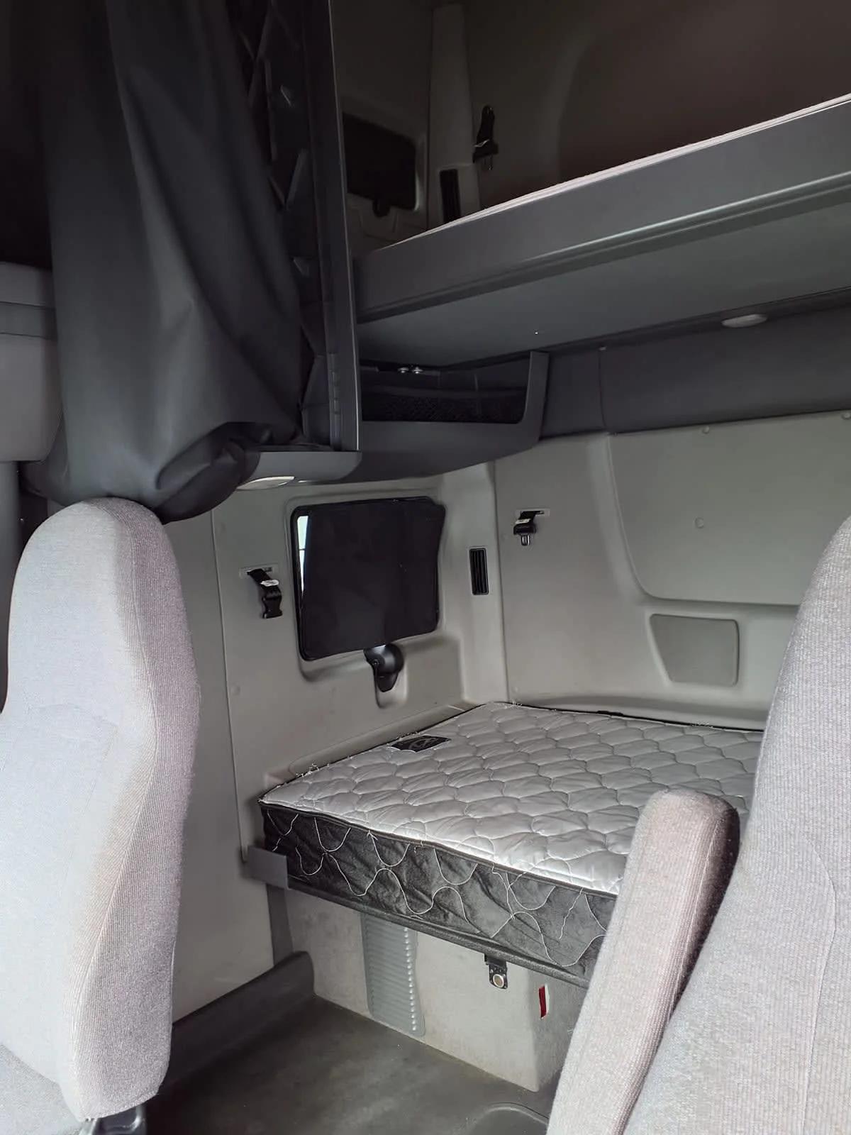 2020 International LT in Cleveland, OH — photo 8